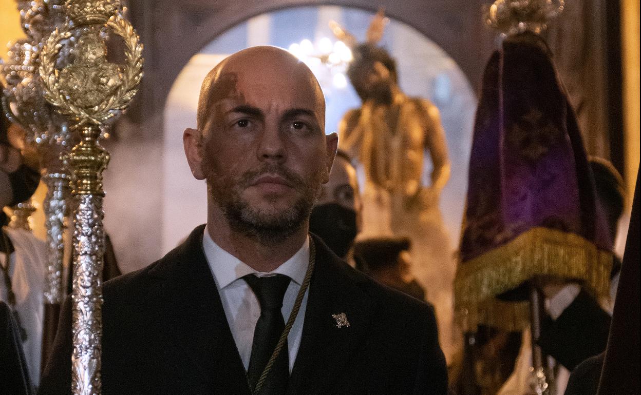 Antonio Río con el Cristo de la Humildad y Paciencia al fondo. 