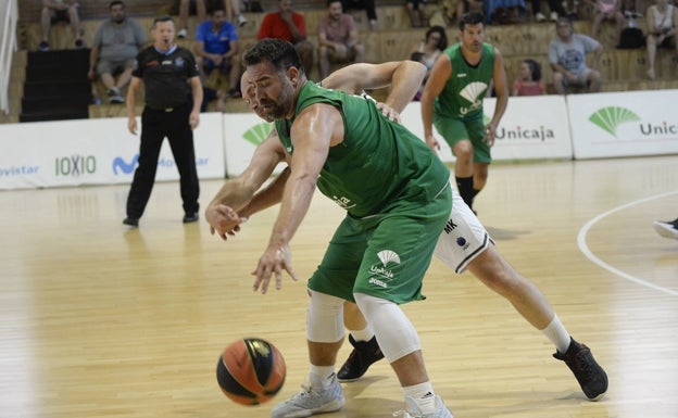 Carlos Cabezas, en acción en el partido que ganaron con suma claridad los +35. 