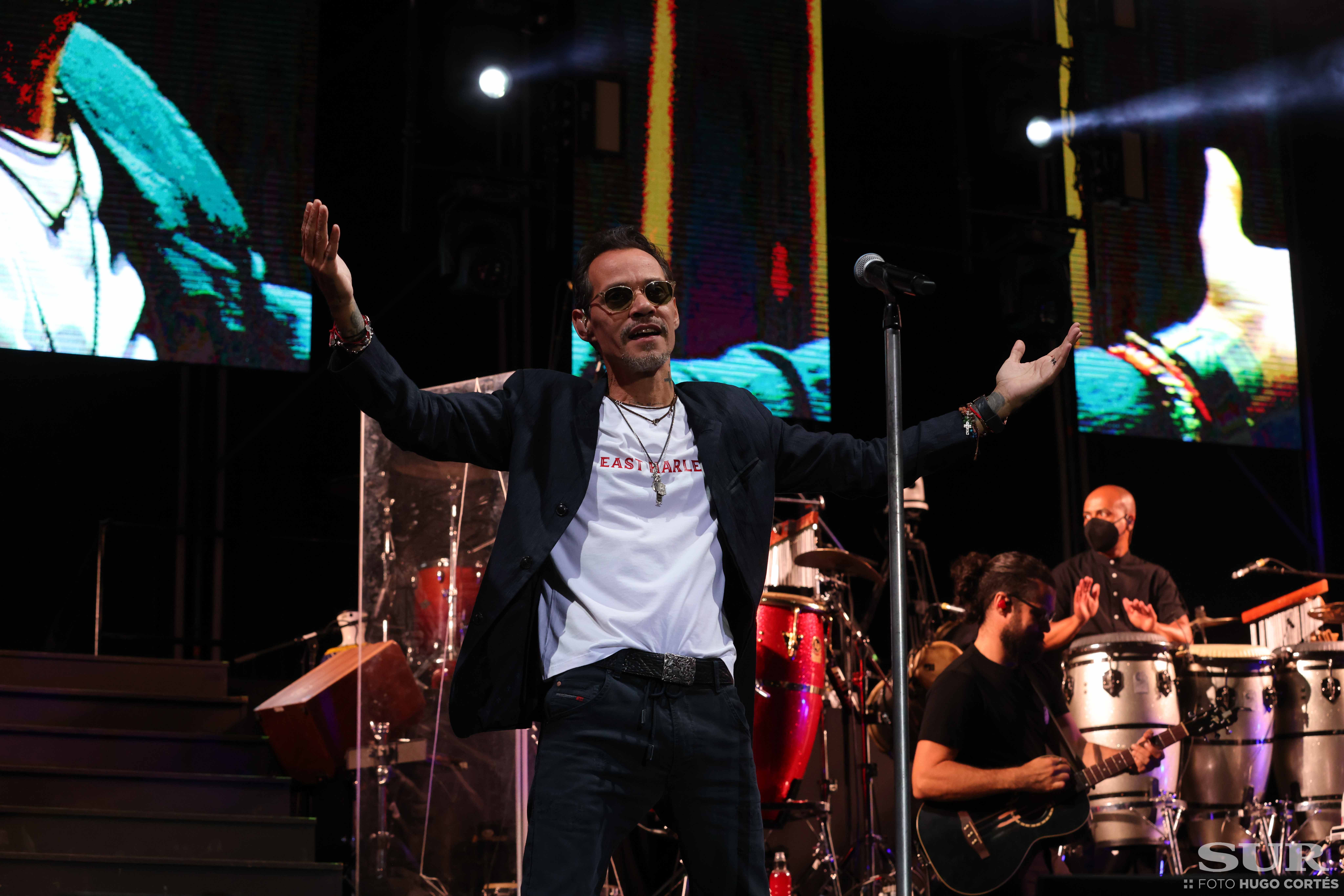 Más de 17.000 almas bailan la salsa y cantan los míticos temas del artista dos años después del concierto previsto para antes del Covid