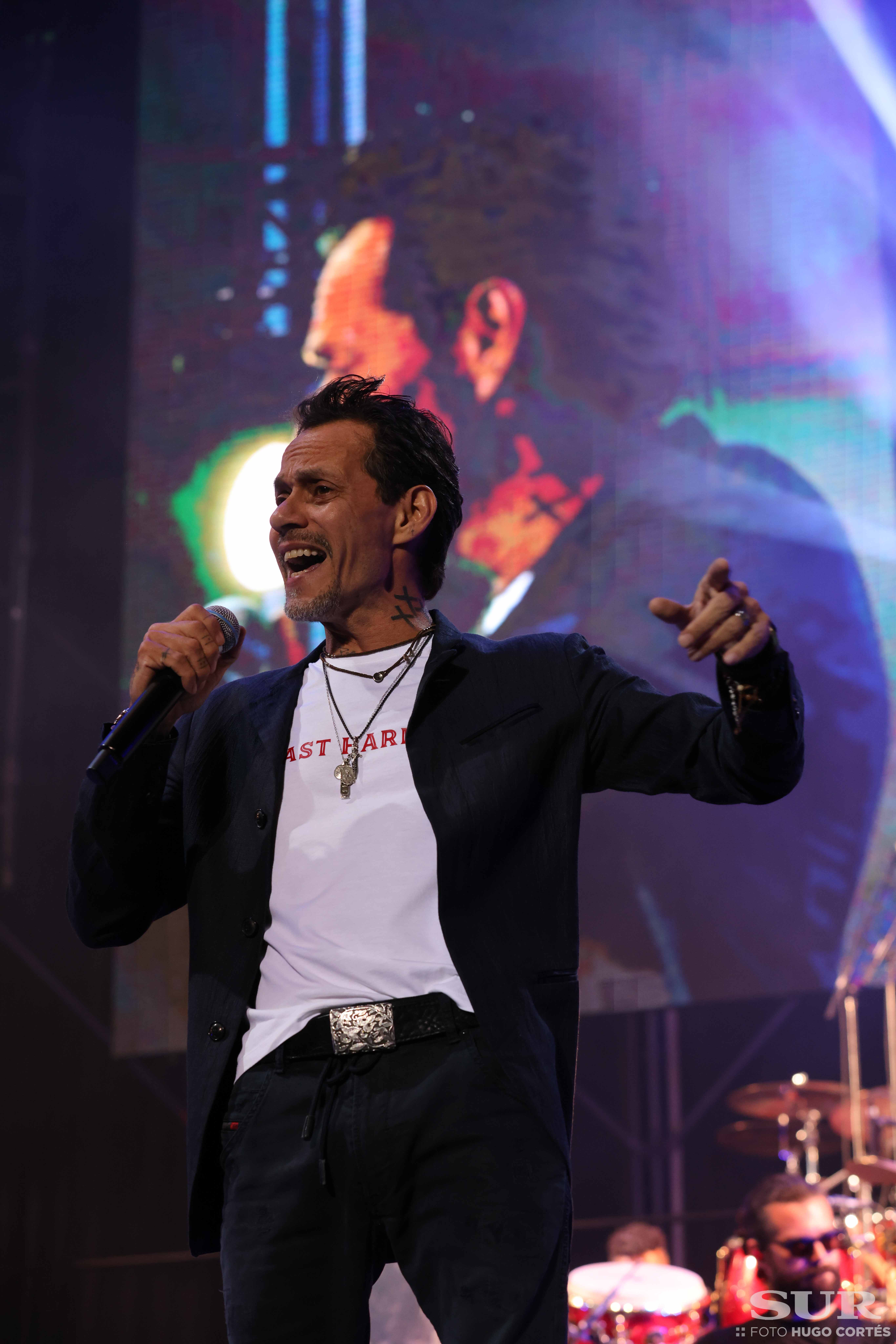 Más de 17.000 almas bailan la salsa y cantan los míticos temas del artista dos años después del concierto previsto para antes del Covid