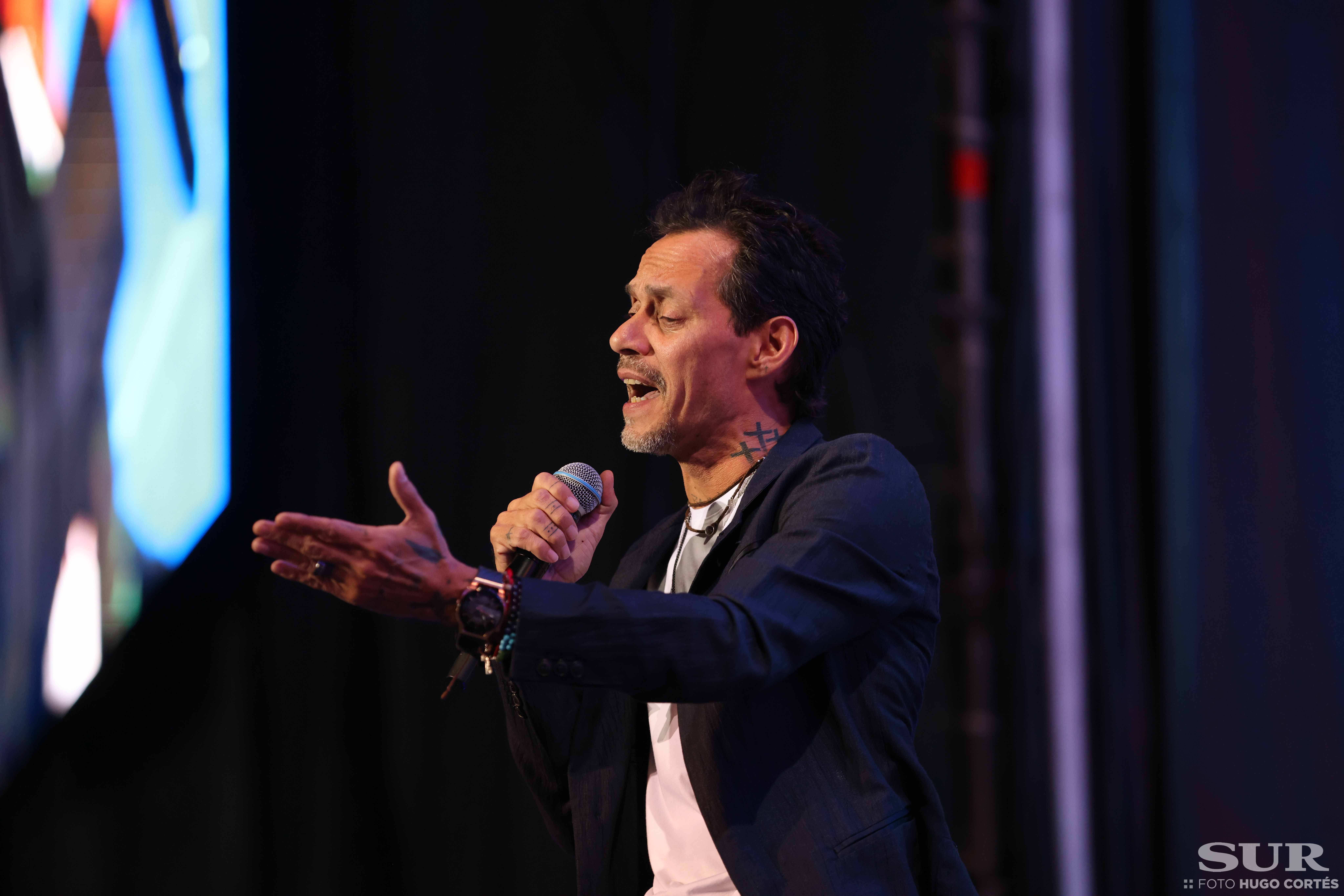 Más de 17.000 almas bailan la salsa y cantan los míticos temas del artista dos años después del concierto previsto para antes del Covid