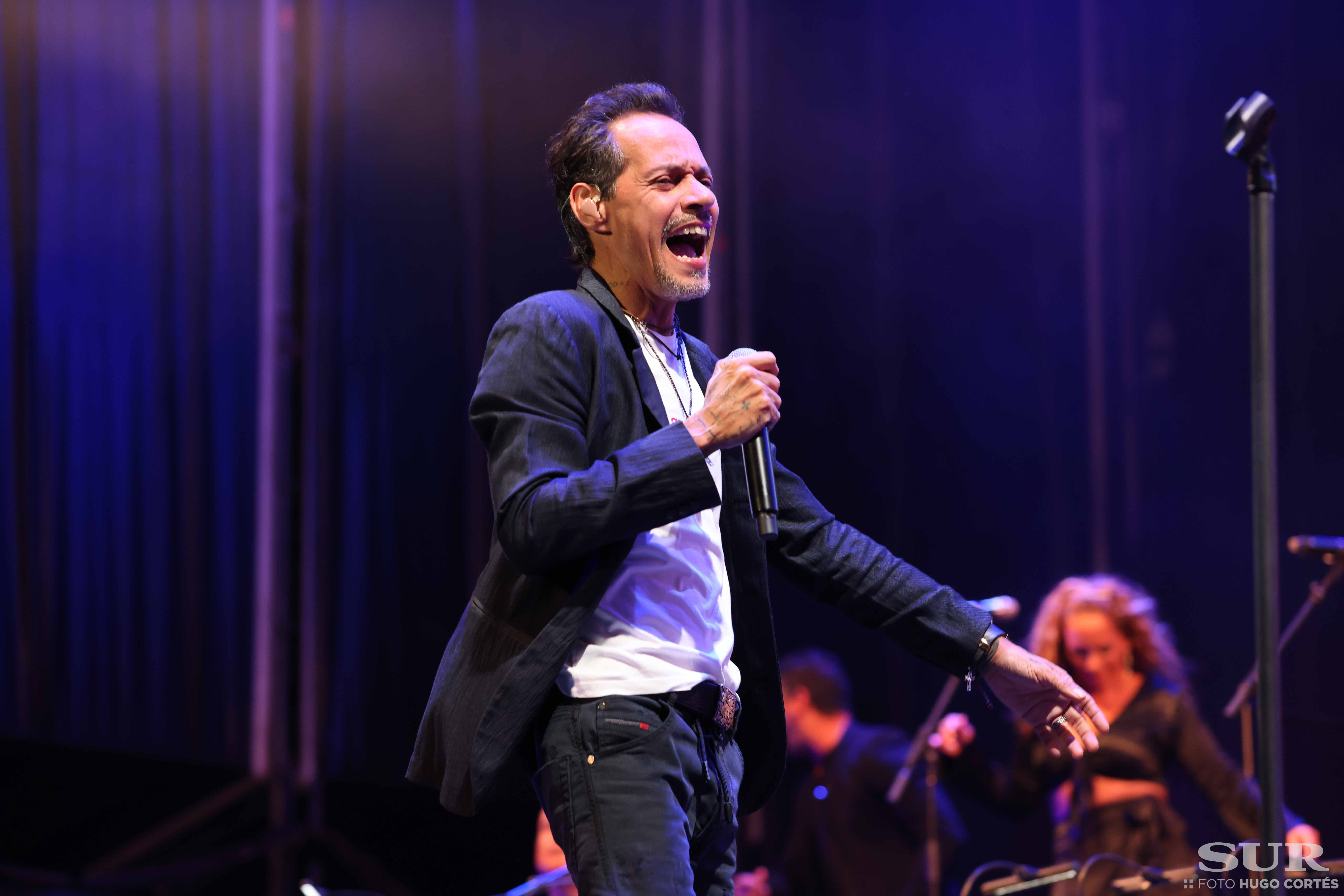 Más de 17.000 almas bailan la salsa y cantan los míticos temas del artista dos años después del concierto previsto para antes del Covid