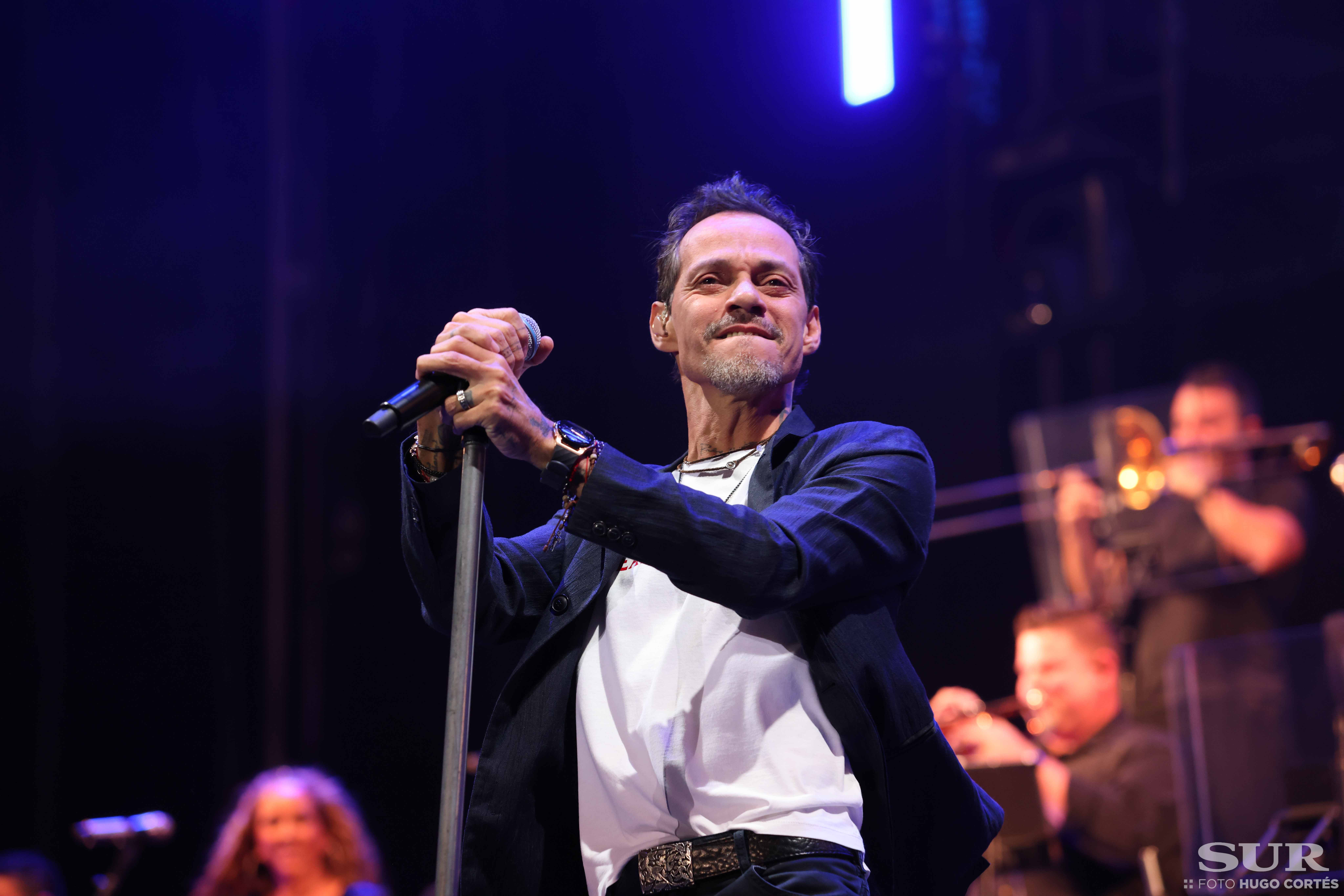 Más de 17.000 almas bailan la salsa y cantan los míticos temas del artista dos años después del concierto previsto para antes del Covid