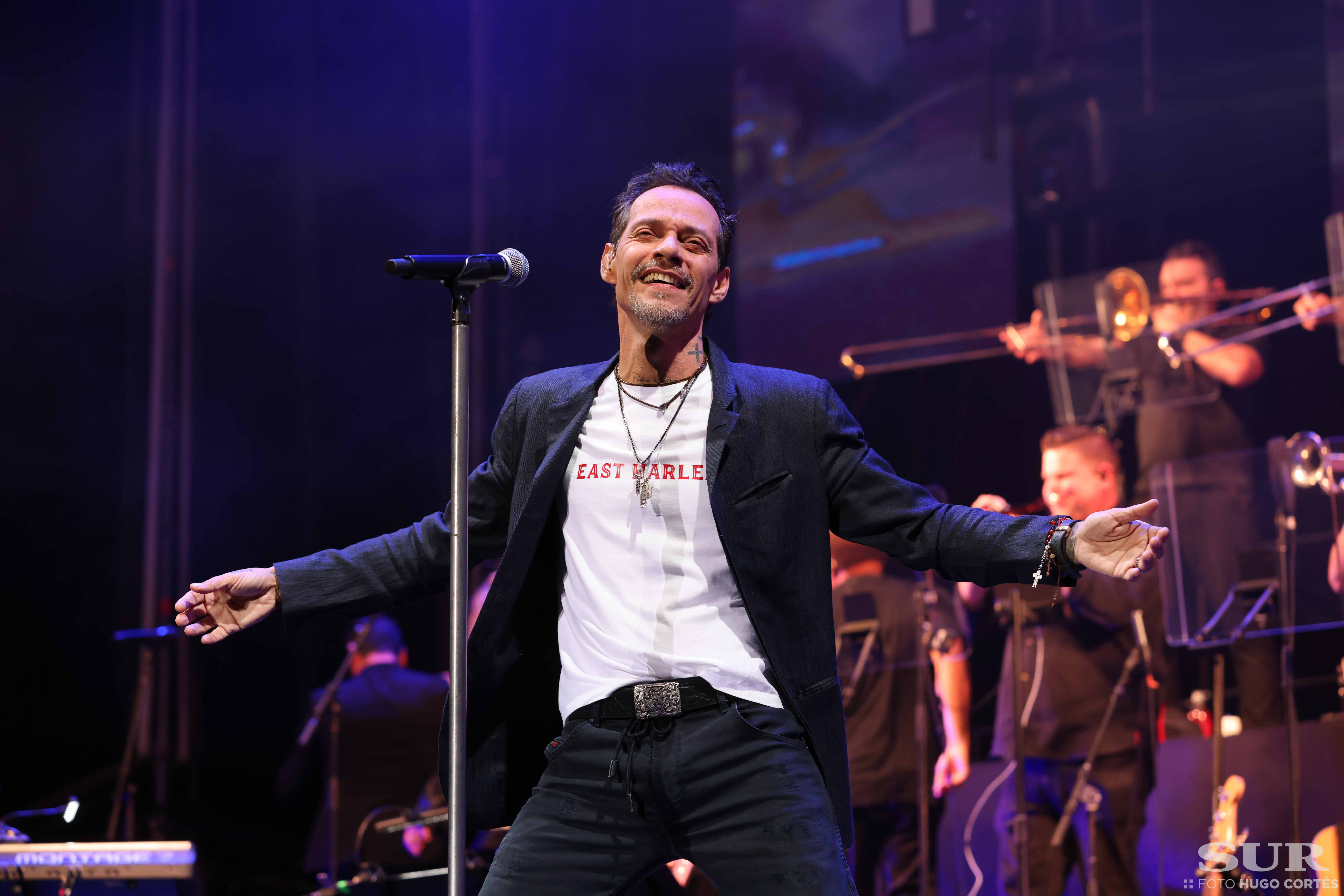 Más de 17.000 almas bailan la salsa y cantan los míticos temas del artista dos años después del concierto previsto para antes del Covid