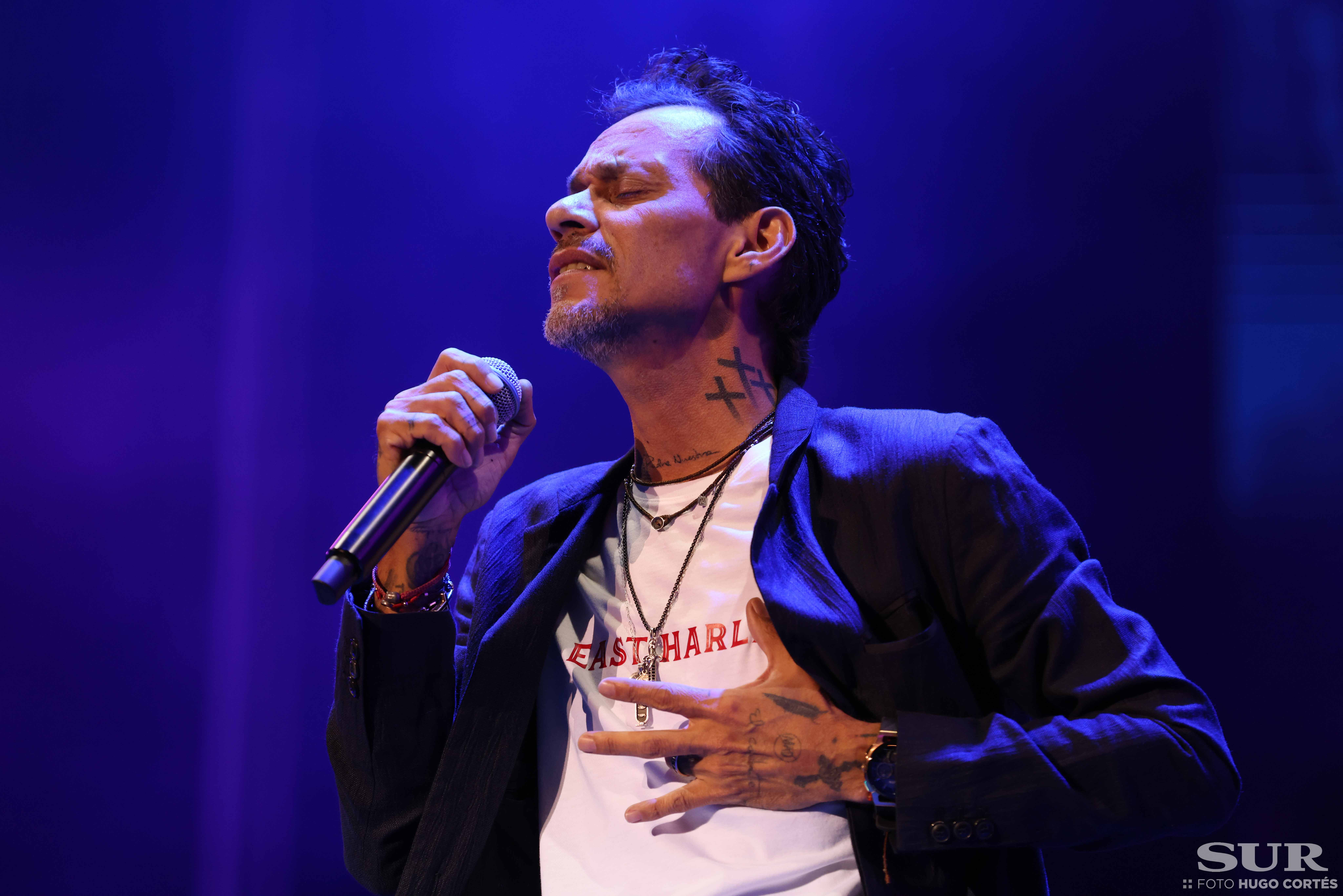 Más de 17.000 almas bailan la salsa y cantan los míticos temas del artista dos años después del concierto previsto para antes del Covid