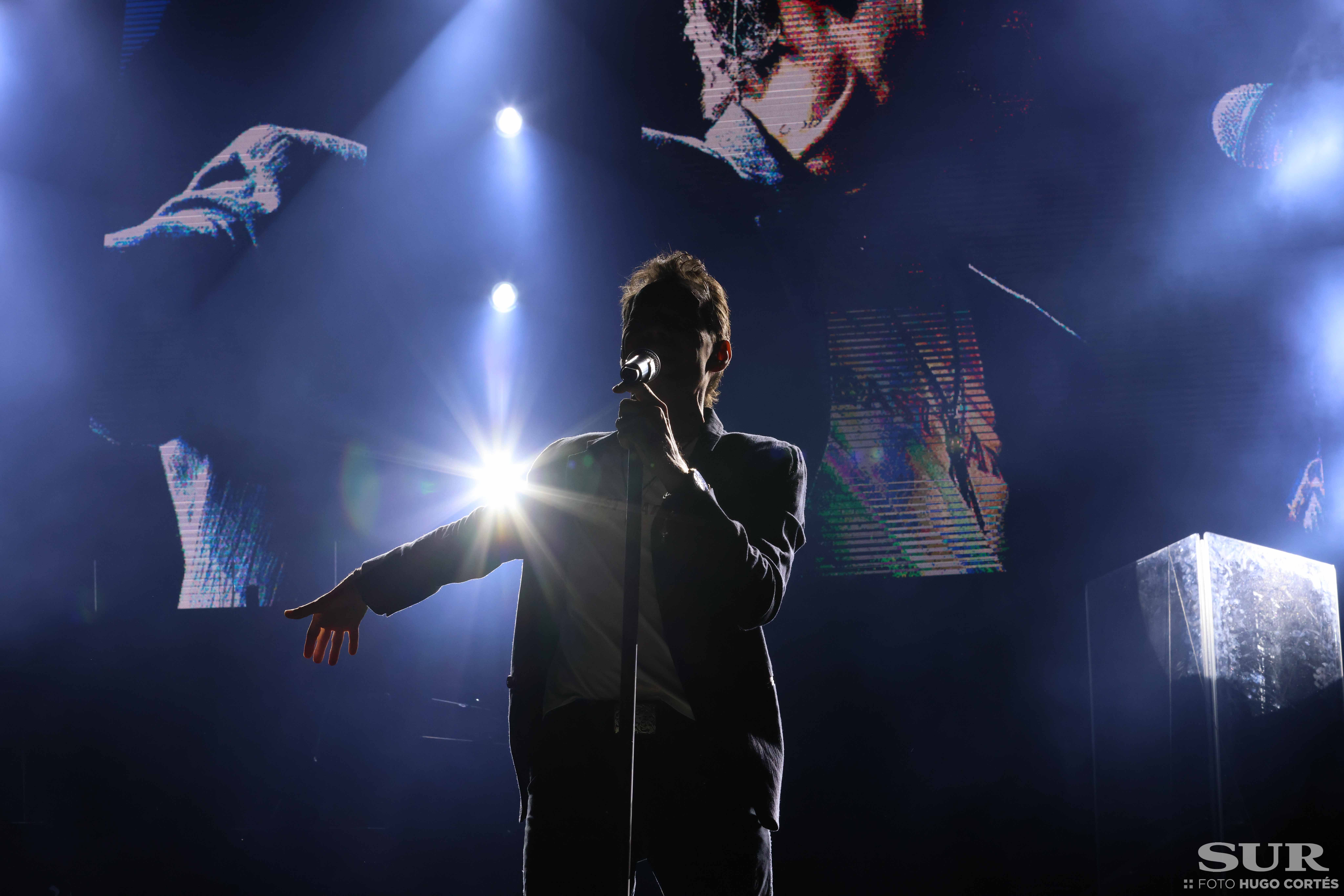 Más de 17.000 almas bailan la salsa y cantan los míticos temas del artista dos años después del concierto previsto para antes del Covid