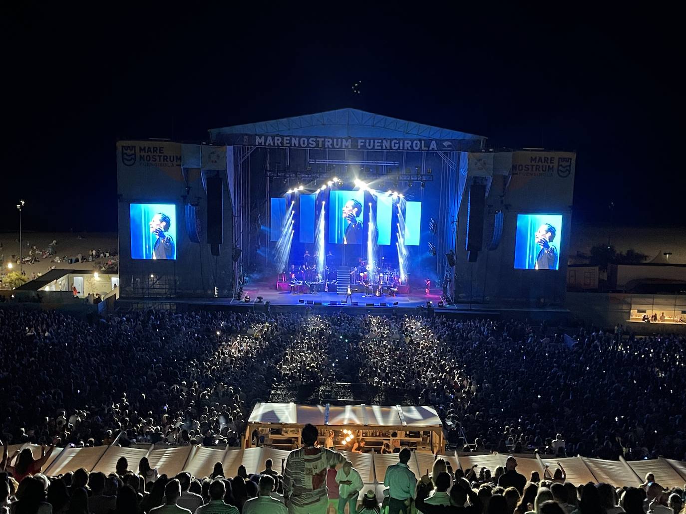 Más de 17.000 almas bailan la salsa y cantan los míticos temas del artista dos años después del concierto previsto para antes del Covid