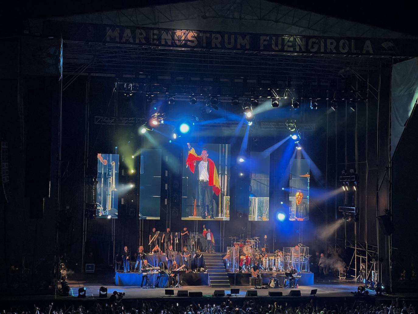 Más de 17.000 almas bailan la salsa y cantan los míticos temas del artista dos años después del concierto previsto para antes del Covid