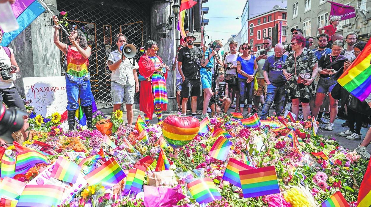 Una multitud de personas protesta por el atentado en un pub gay que ha acabado con la vida de dos personas. afp
