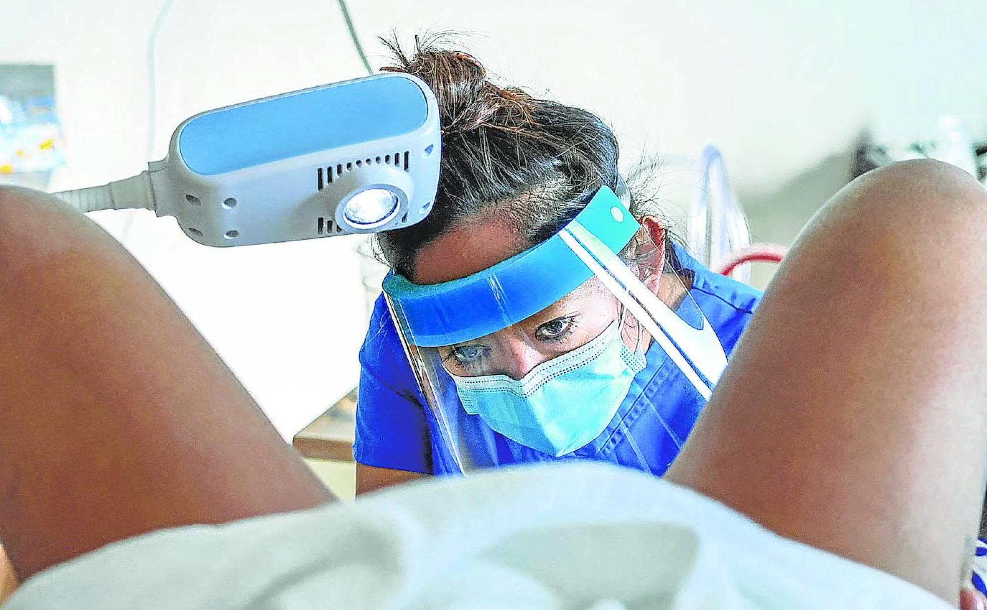 La doctora Shelly Tien practica un aborto en una clínica de Oklahoma antes de que ese estado prohibiera esta práctica el pasado mes de mayo. 
