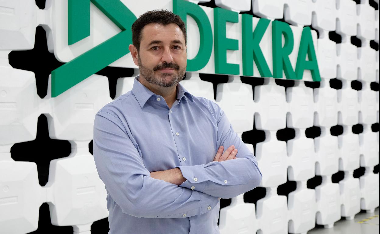 Alejandro Torrecilla posa para la foto de la entrevista, en las instalaciones de DEKRA en Málaga. 