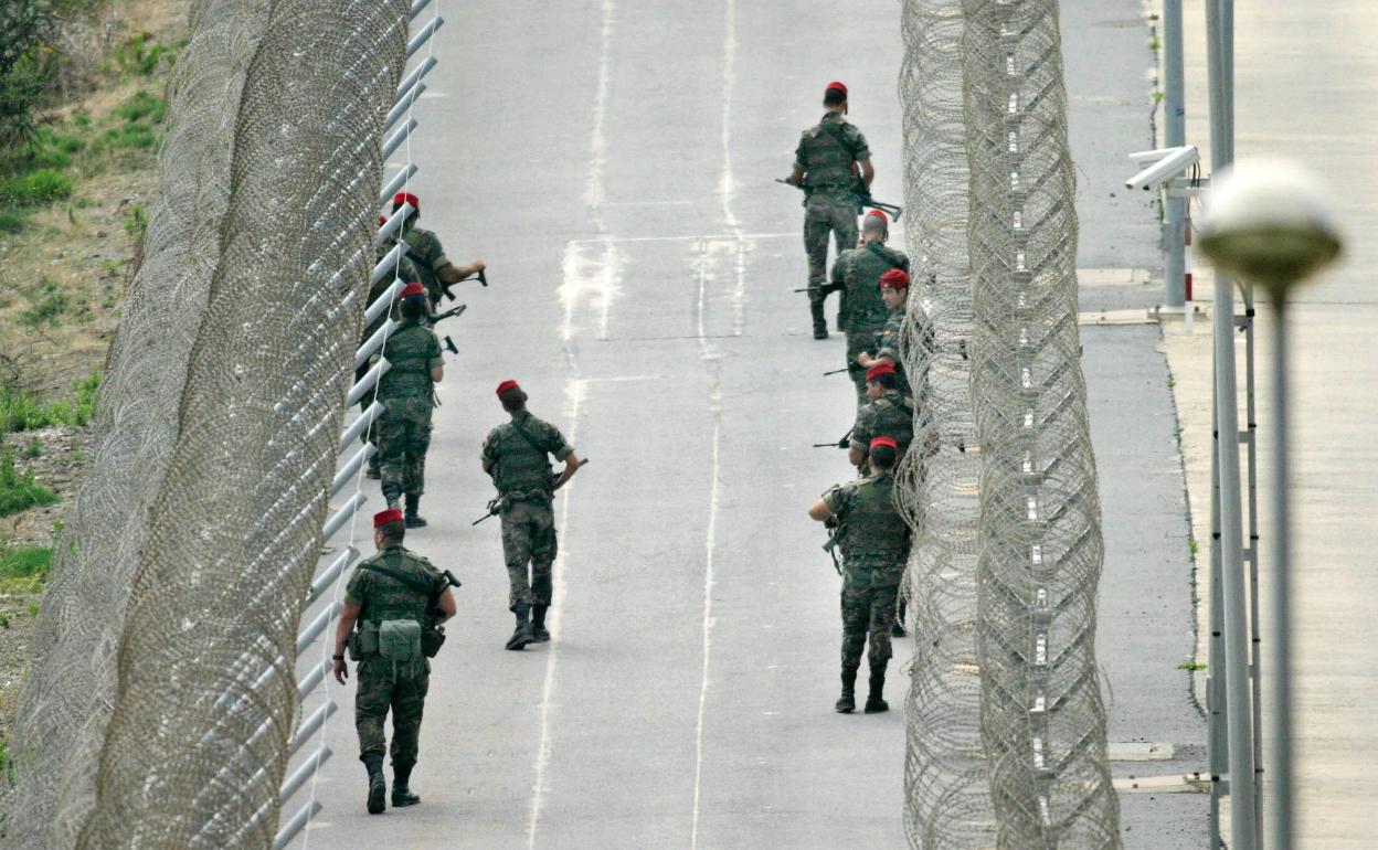 Tropas españolas patrullan en la fronitera entre Ceuta y Marruecos. 