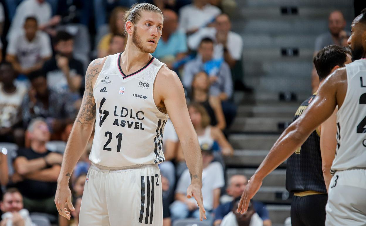 Dylan Osetkowski, durante un partido con el Asvel en las finales de la Liga Francesa. 