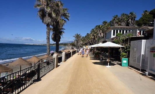 Vista del paseo marítmo de Marbella en su tramo de albero. 