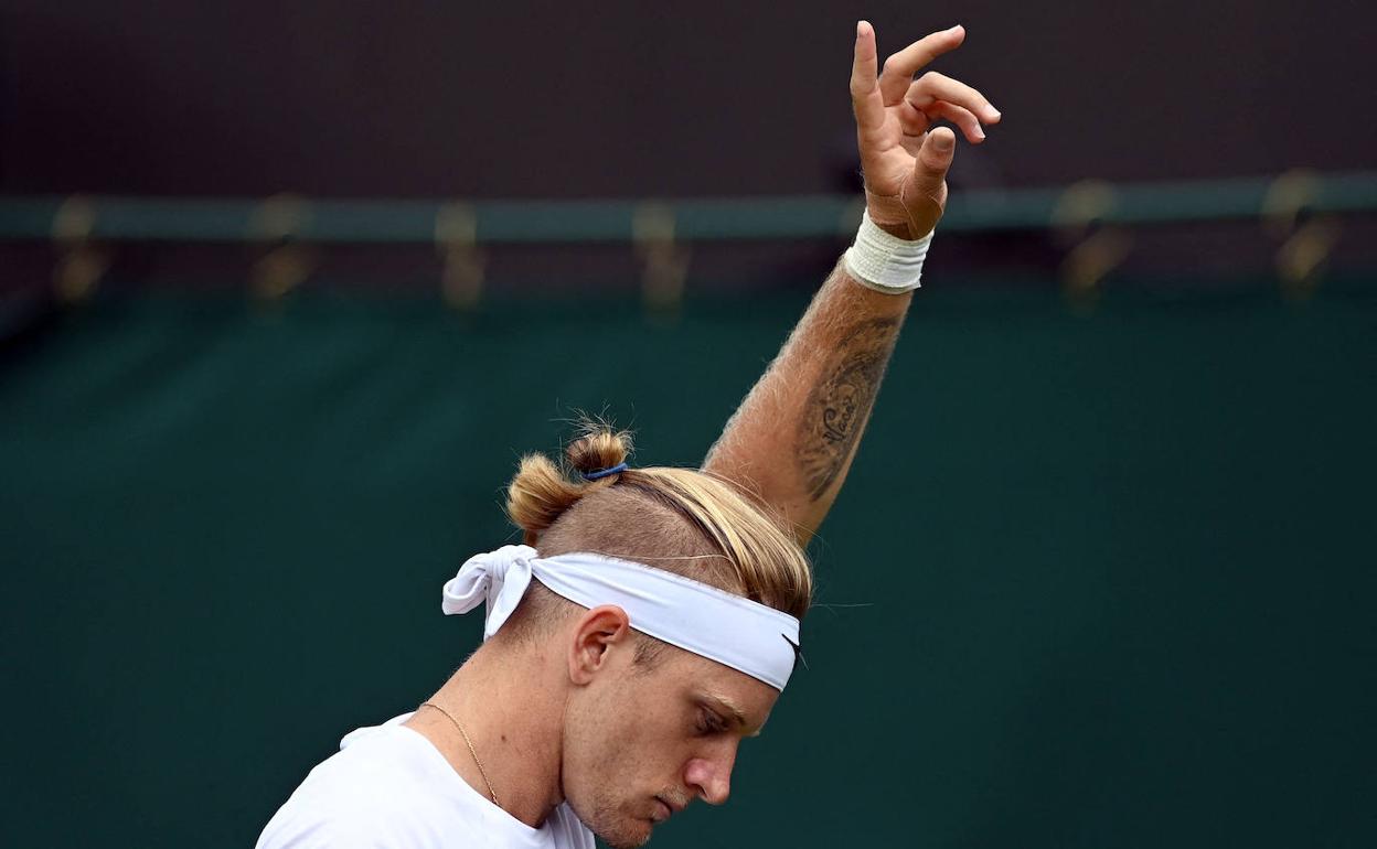 Alejandro Davidovich pide un 'challenger' en una bola dudosa. 