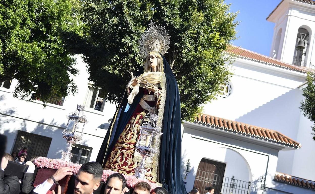 La Virgen Mediadora de la Salvación, con la iglesia del Ave María al fondo. 