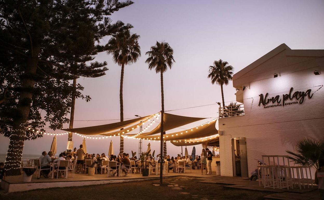 Terraza de Alma Playa, en Rincón de la Victoria, uno de los seleccionados por la Guía Repsol.