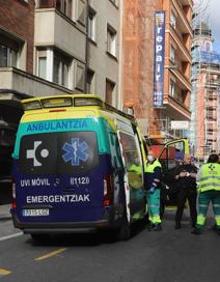 Imagen secundaria 2 - Arriba, estado del interior del edificio. Abajo, algunas familias durante el desalojo y una de las ambulancias que acudieron a socorrer al herido. 