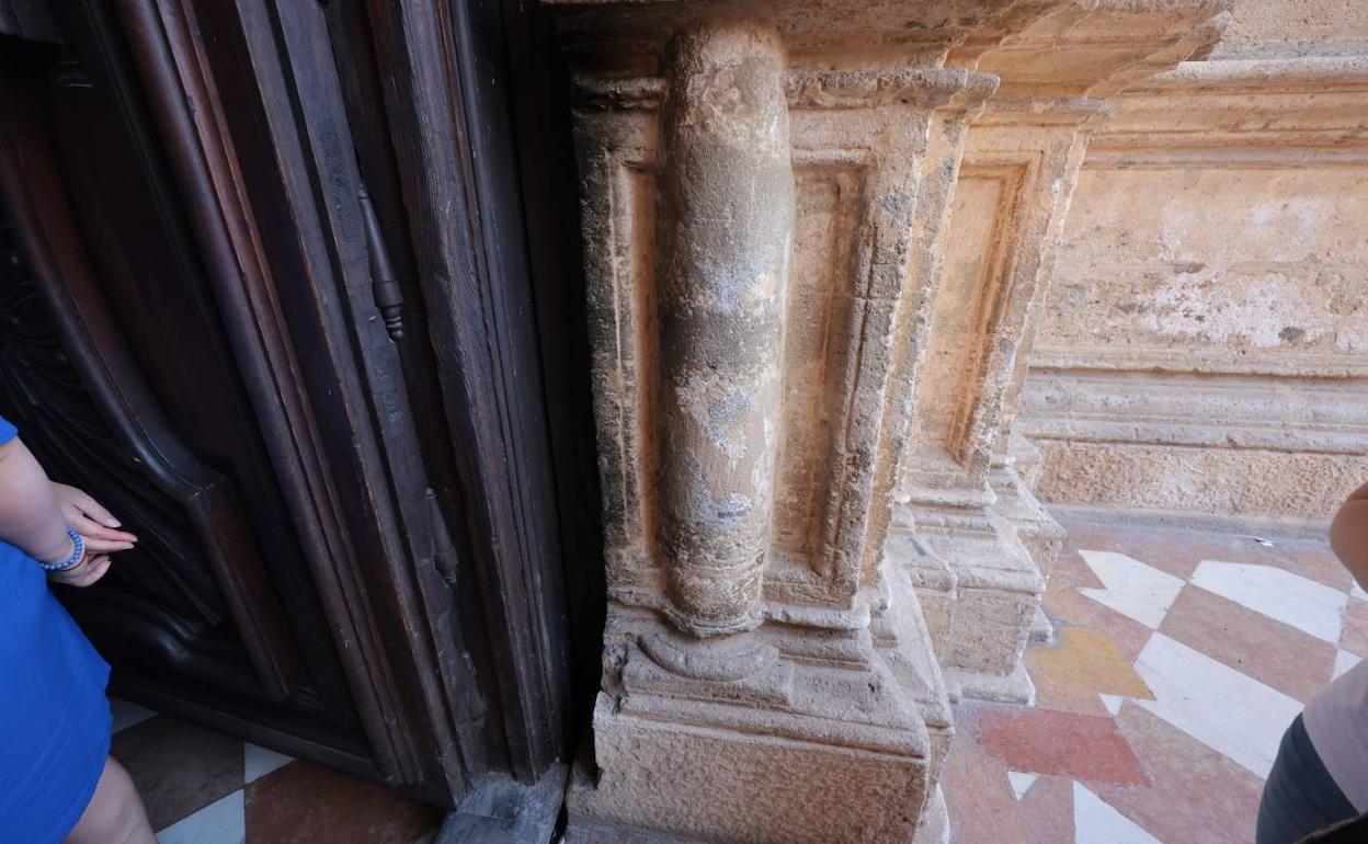 Zona de la puerta del patio de los Naranjos que se ha visto afectada por el conato de fuego. 