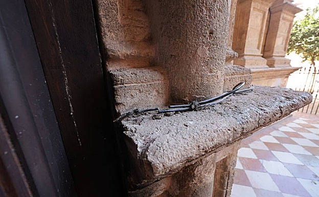 Cable que ha ardido como consecuencia del fuego intencionado. 