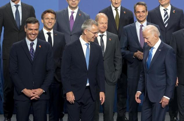 Joe Biden llega a su posición para la foto de familia de los líderes de la OTAN. 