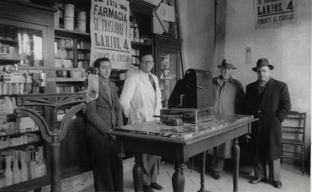 Interior de la Farmacia de la Marina en 1945. Archivo de Emilio Utrera.