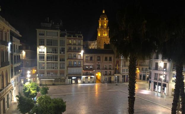 Imagen nocturna de la plaza de la Constitución durante los terribles días de la pandemia. 