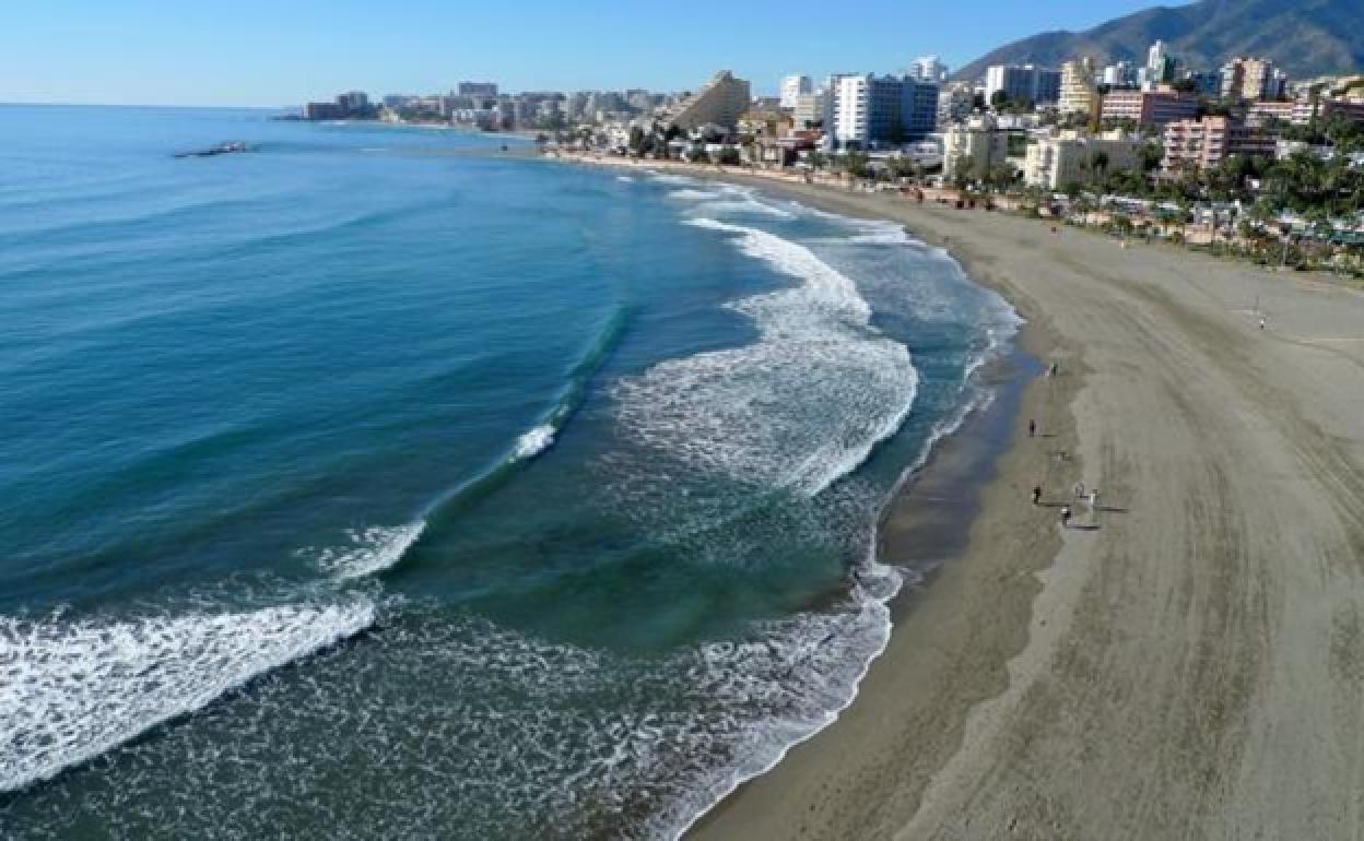 La bandera verde vuelve a ondear en el tramo de playa cerrado al baño en Benalmádena