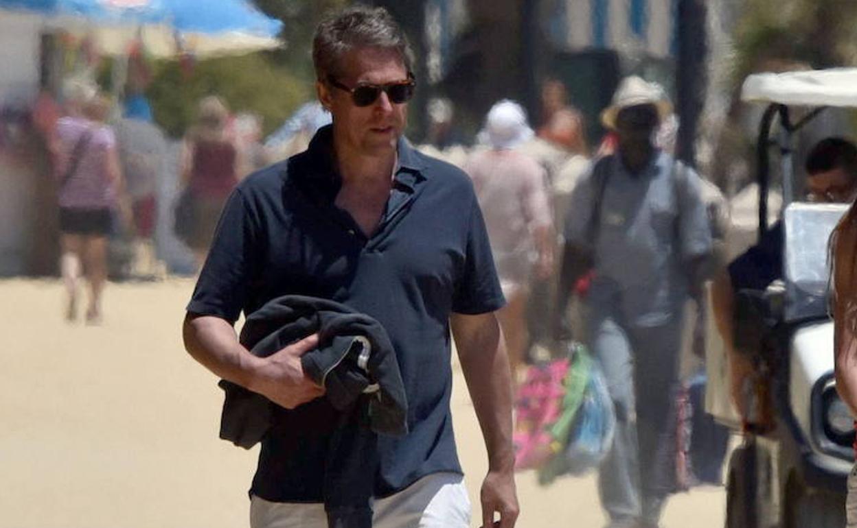 Hugh Grant, en Marbella, en las vacaciones de 2016, repite ahora con el rodaje de la serie 'Kaos'. 