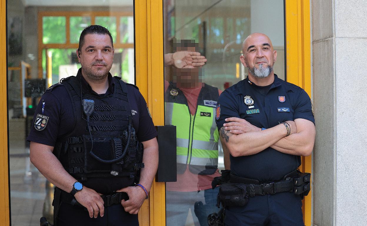 Los hermanos policías, en la entrada de Comisaría Provincial. 