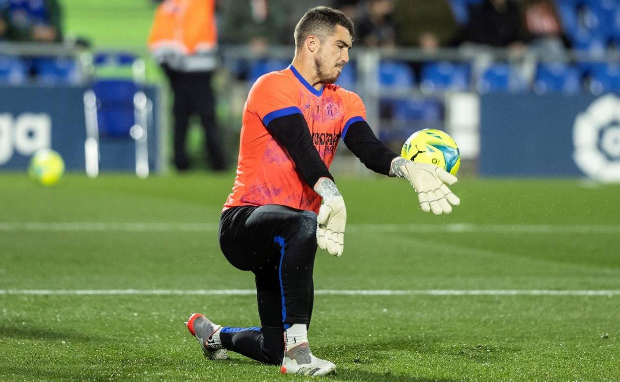 Rubén Yáñez, durante un calentamiento antes de un partido con el Getafe. 