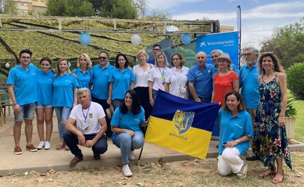 Voluntarios de CaixaBank y equipo de Maydan y de la Diputación de Málaga, durante la jornada en La Noria. 