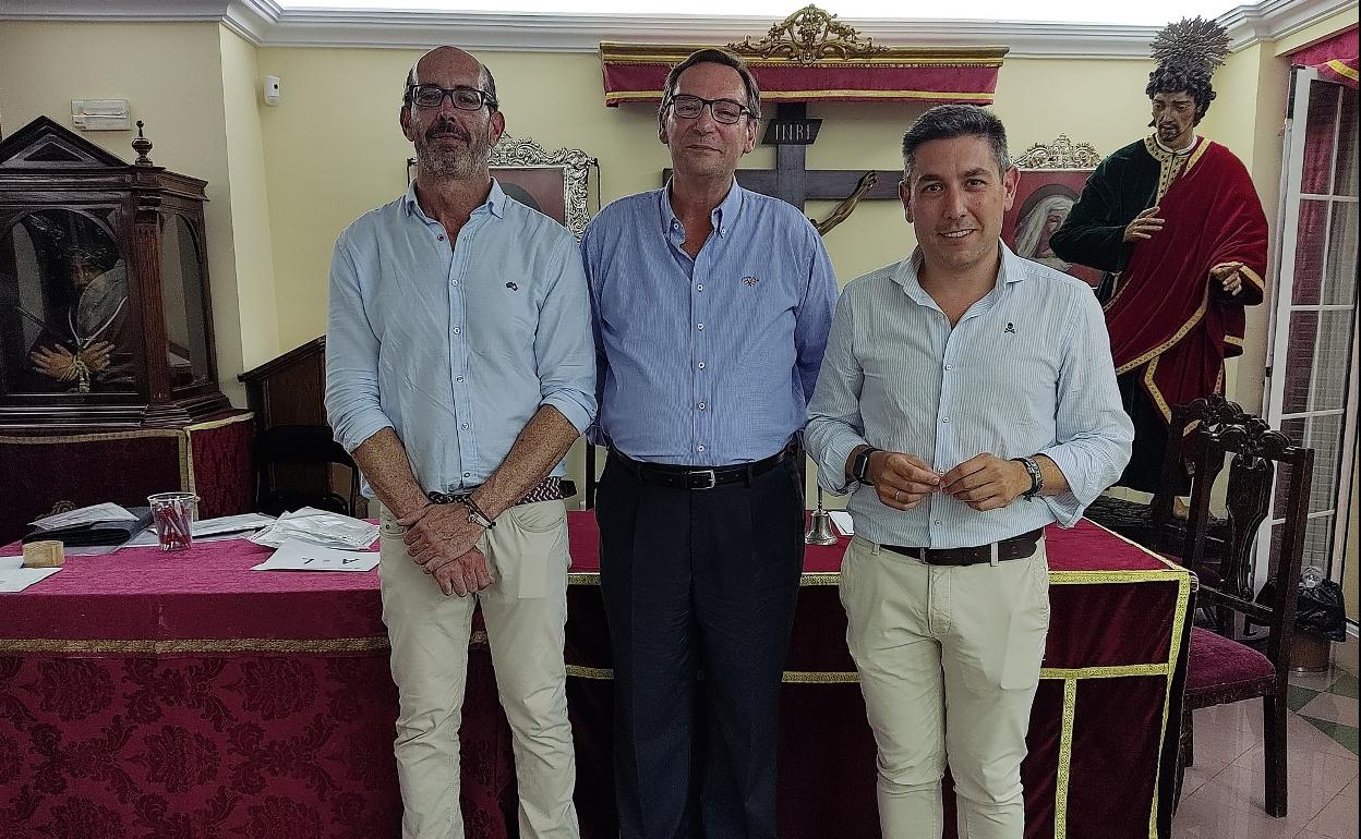 Antonio Fernández (izquierda) y Álvaro González (derecha), con el hermano mayor saliente, Antonio Sánchez. 