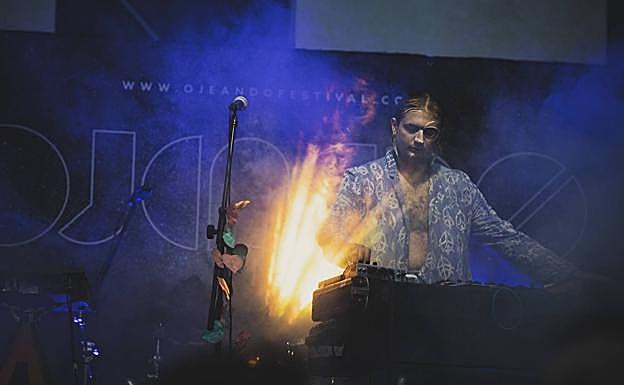 Ojeando vibra con el largo mañana de Rufus T. Firefly