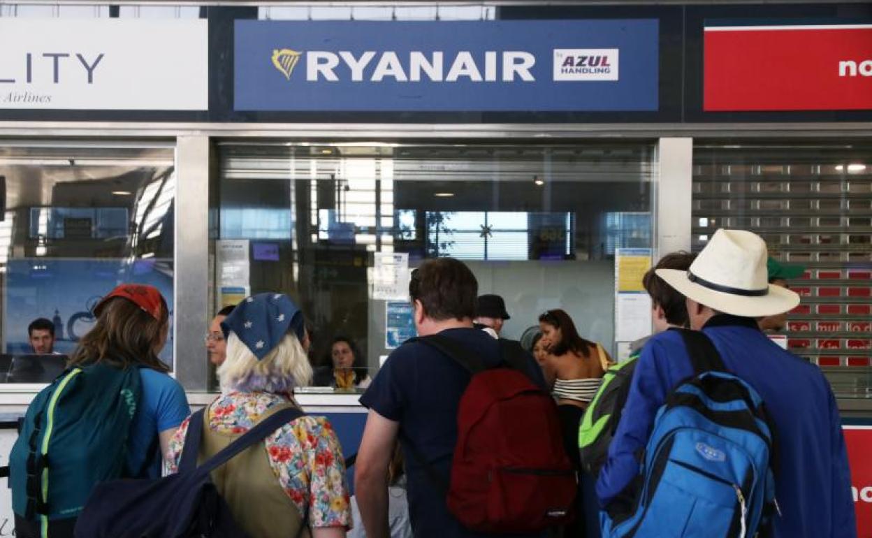 Pasajeros afectados por la huelga de Ryanair, en uno de los mostradores de la compañía.