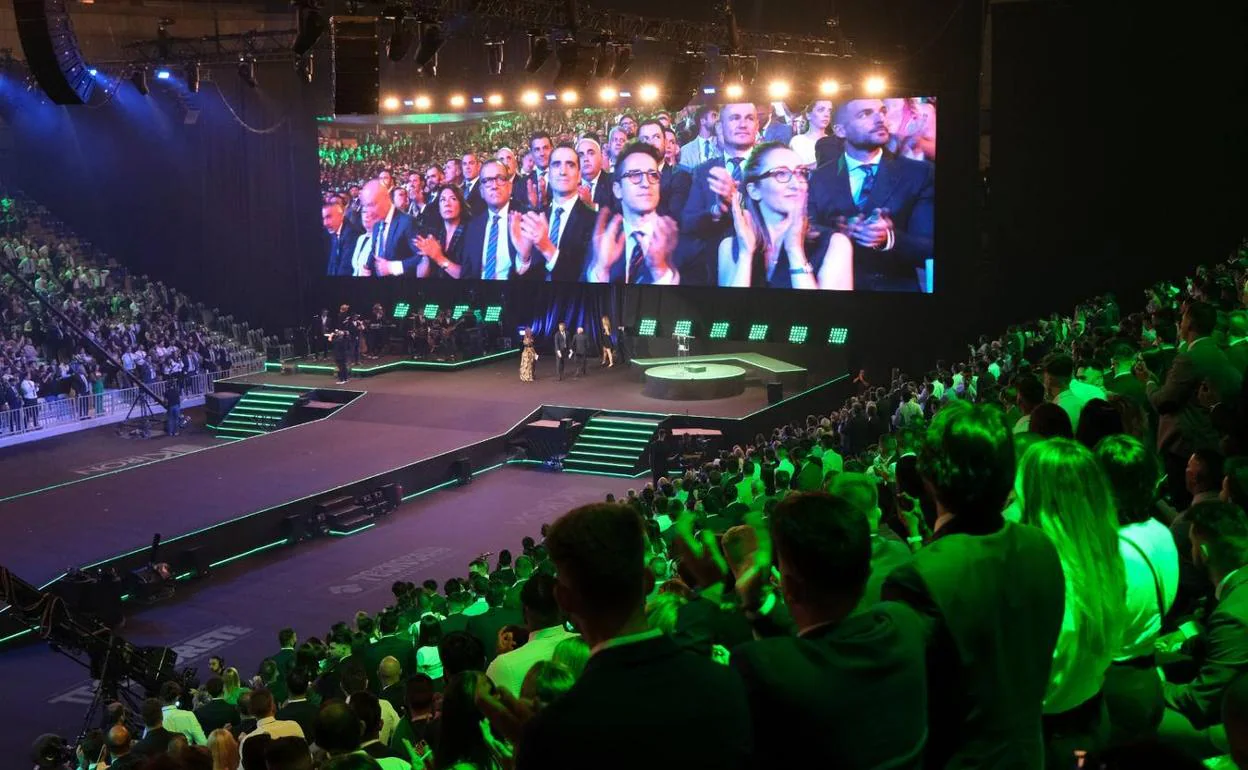 Empleados en la convención que se celebra en el Palacio de Deportes José María Martín Carpena. 