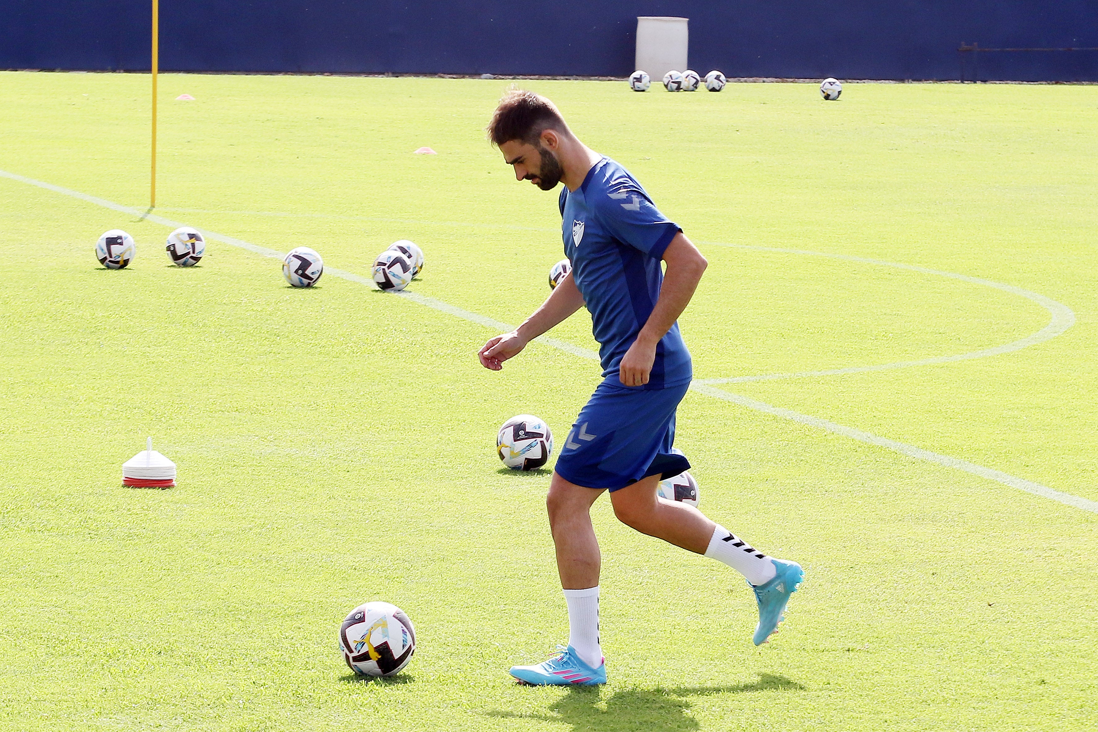 El último fichaje, Bustinza, completa su primer entrenamiento como blanquiazul mientras aún no se ha incorporado Juanfran. El equipo arranca con 15 canteranos y varios descartes en la rampa de salida