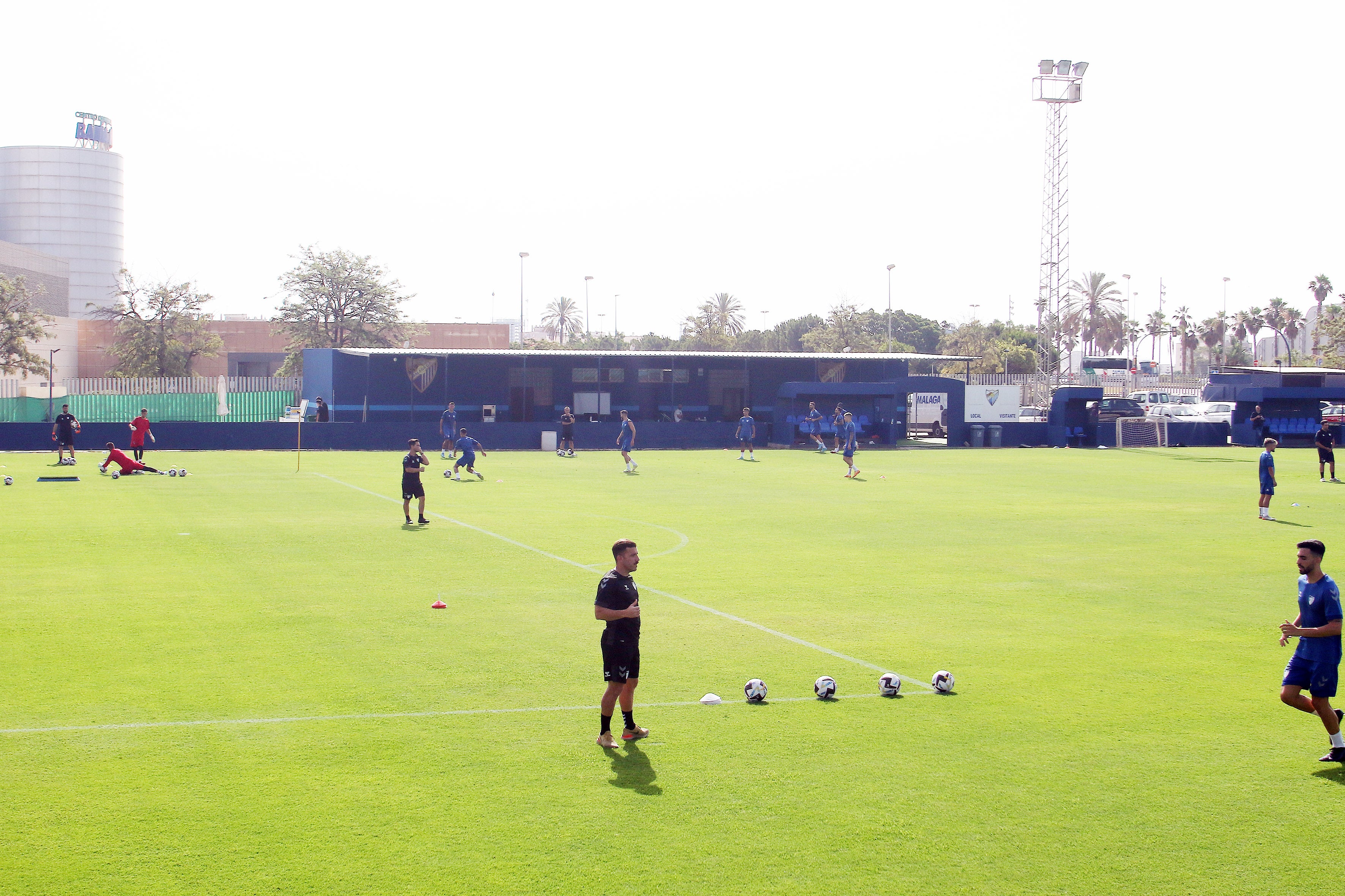 El último fichaje, Bustinza, completa su primer entrenamiento como blanquiazul mientras aún no se ha incorporado Juanfran. El equipo arranca con 15 canteranos y varios descartes en la rampa de salida