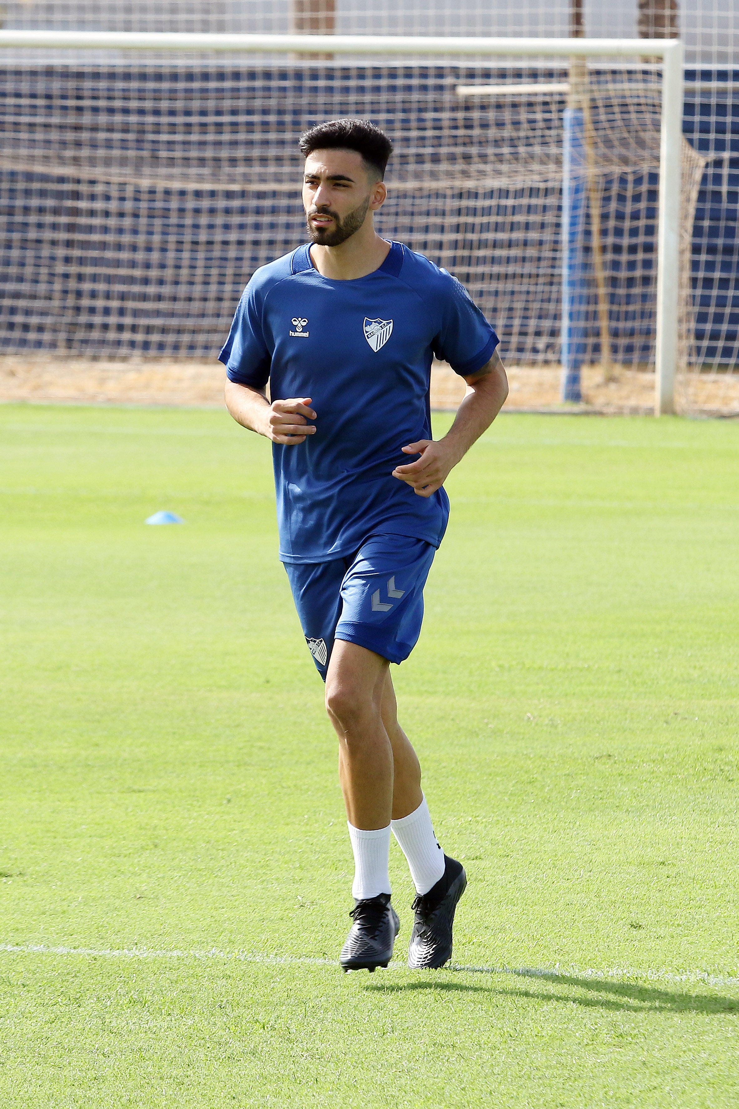 El último fichaje, Bustinza, completa su primer entrenamiento como blanquiazul mientras aún no se ha incorporado Juanfran. El equipo arranca con 15 canteranos y varios descartes en la rampa de salida