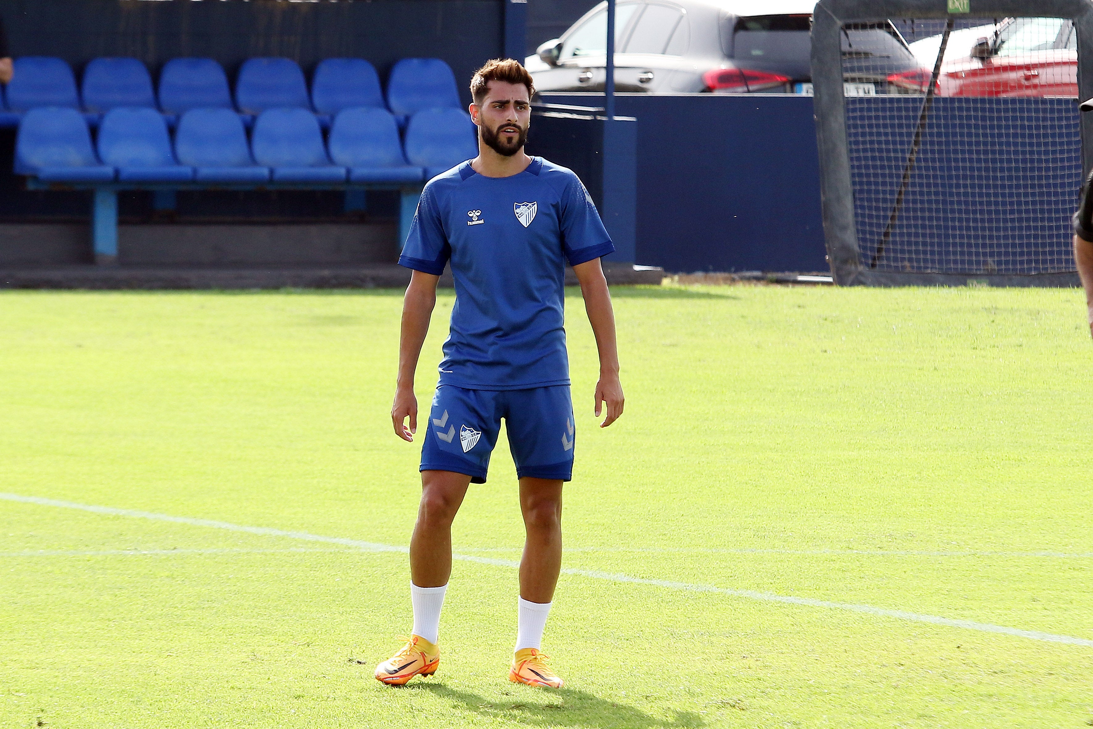 El último fichaje, Bustinza, completa su primer entrenamiento como blanquiazul mientras aún no se ha incorporado Juanfran. El equipo arranca con 15 canteranos y varios descartes en la rampa de salida