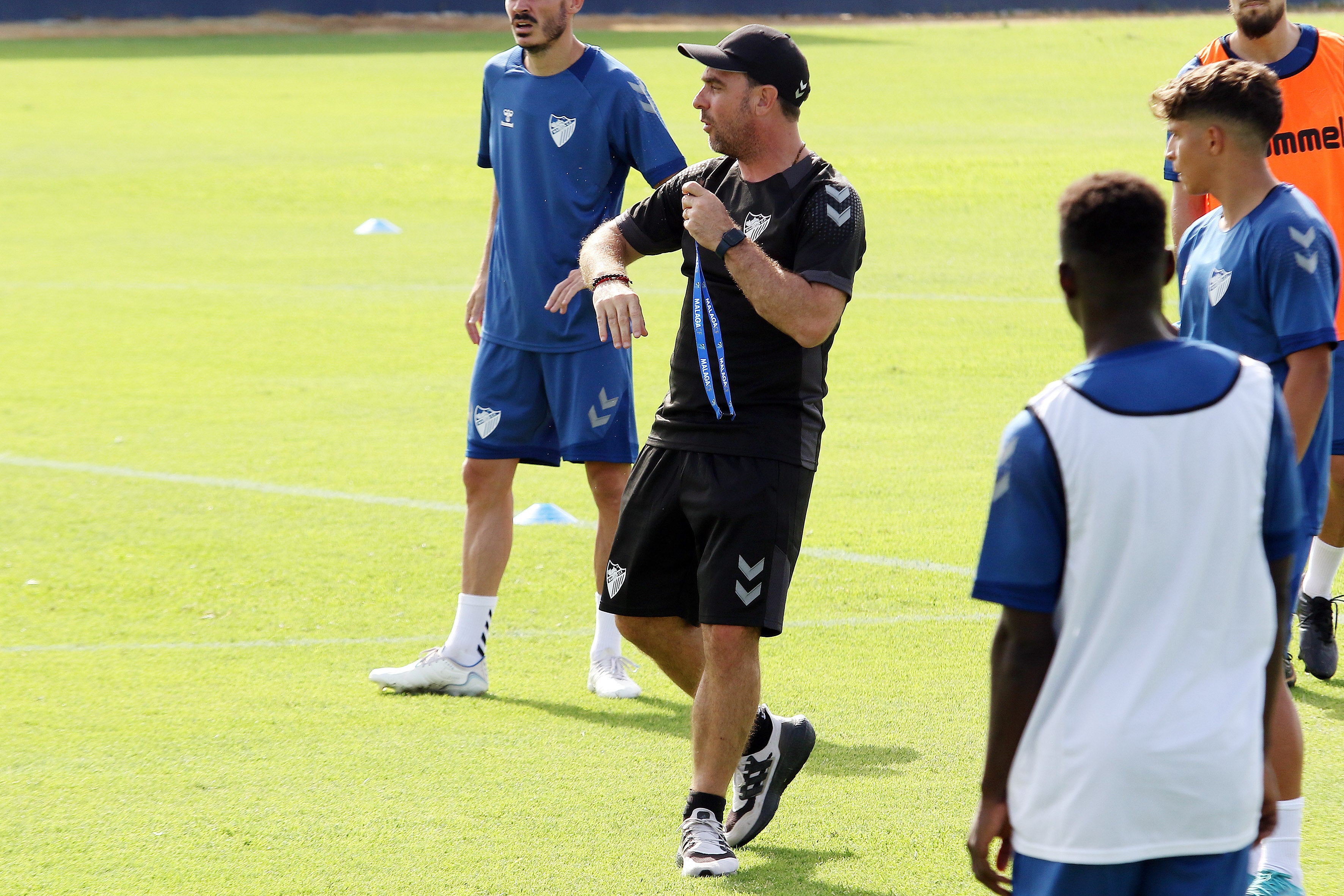 El último fichaje, Bustinza, completa su primer entrenamiento como blanquiazul mientras aún no se ha incorporado Juanfran. El equipo arranca con 15 canteranos y varios descartes en la rampa de salida