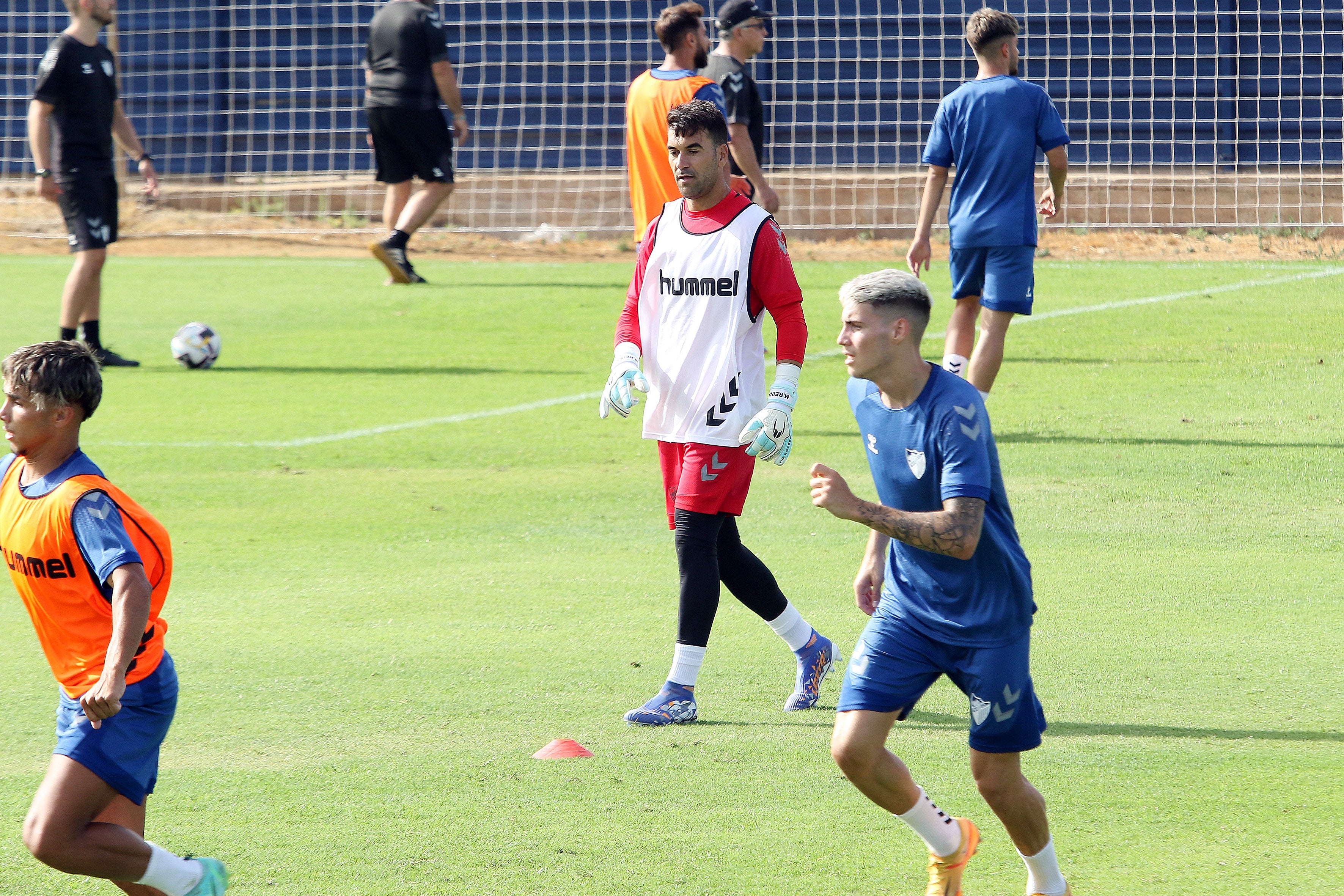 El último fichaje, Bustinza, completa su primer entrenamiento como blanquiazul mientras aún no se ha incorporado Juanfran. El equipo arranca con 15 canteranos y varios descartes en la rampa de salida