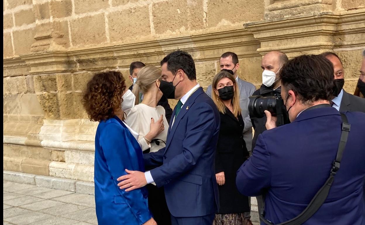 Juanma Moreno y la ministra de Hacienda, María Jesús Montero, el pasado 28 de Febrero en el Parlamento de Andalucía.