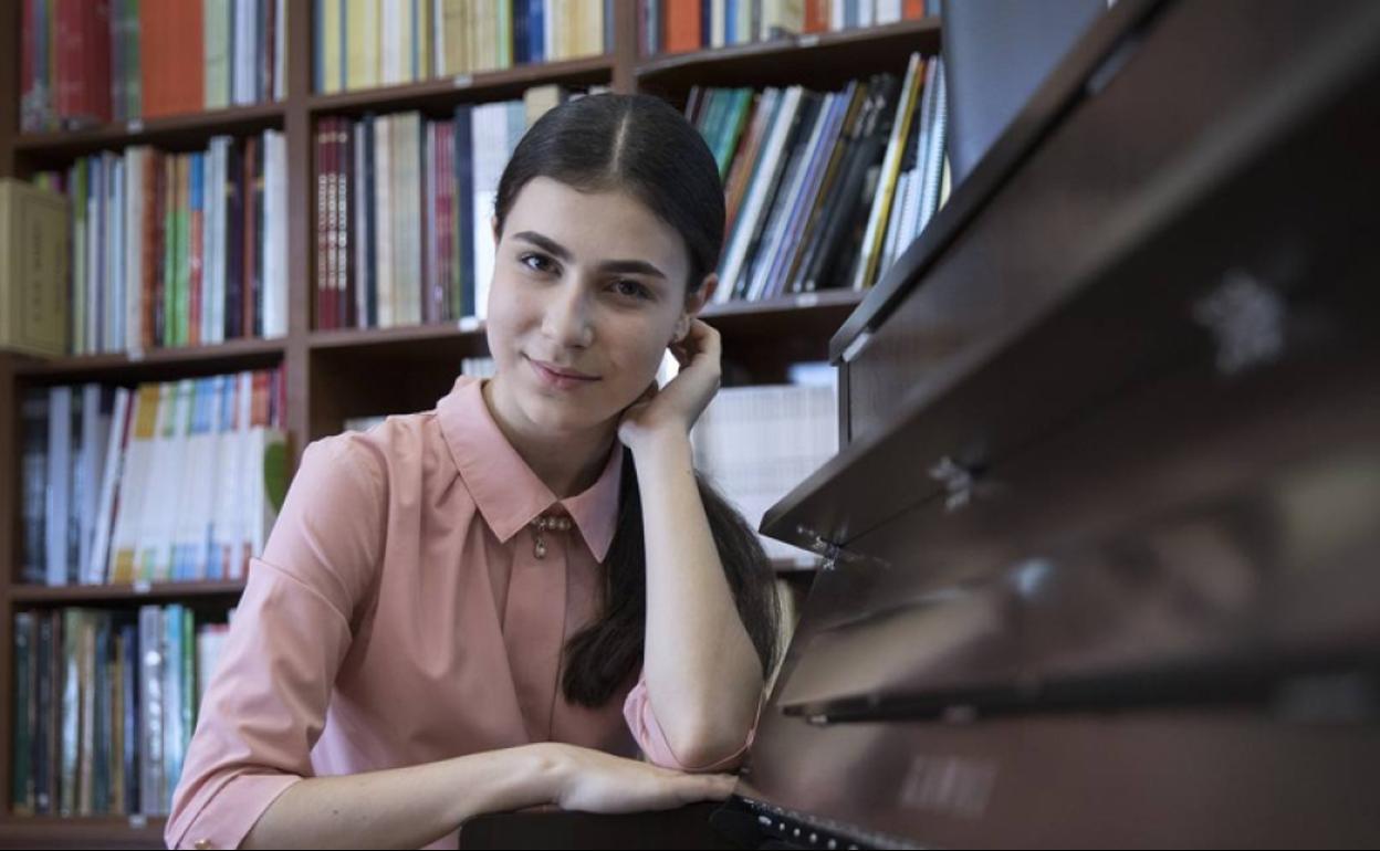 Alexandra Dovgan, en la tienda de instrumentos Musical ADN