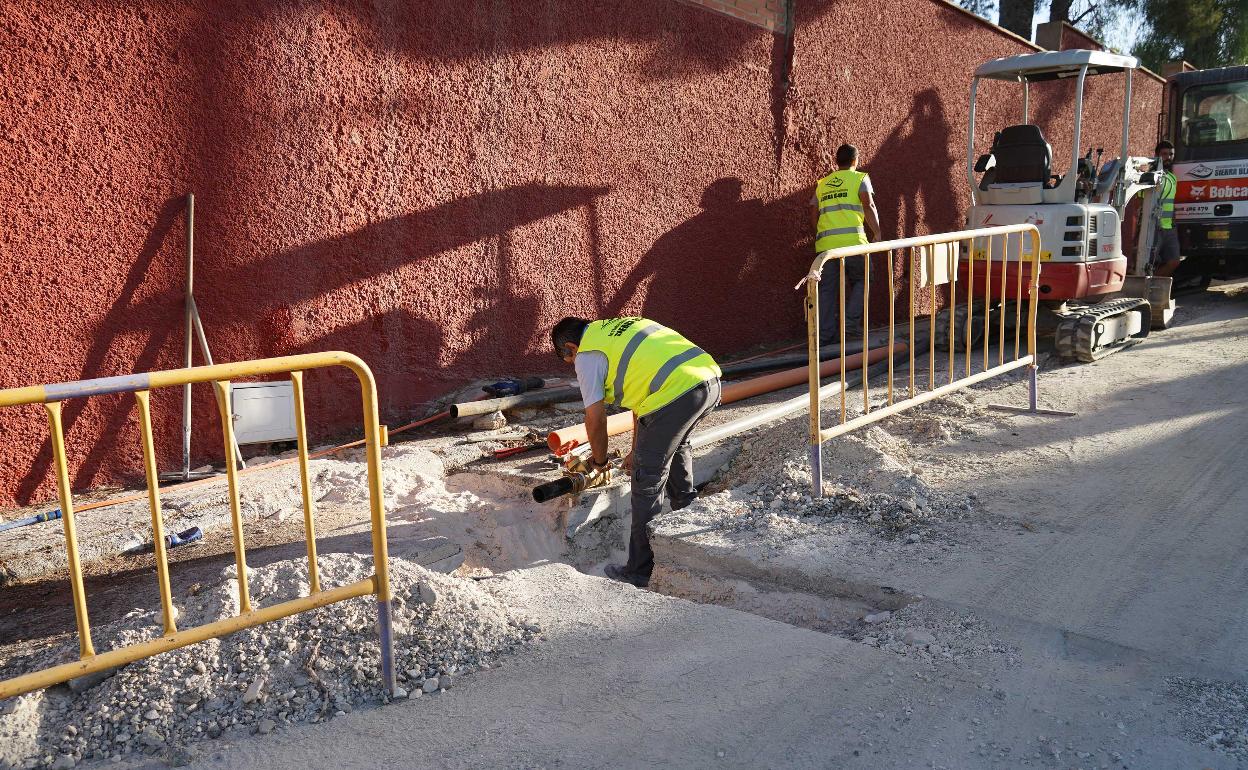 Obras de suministro en la red de El Rodeo.
