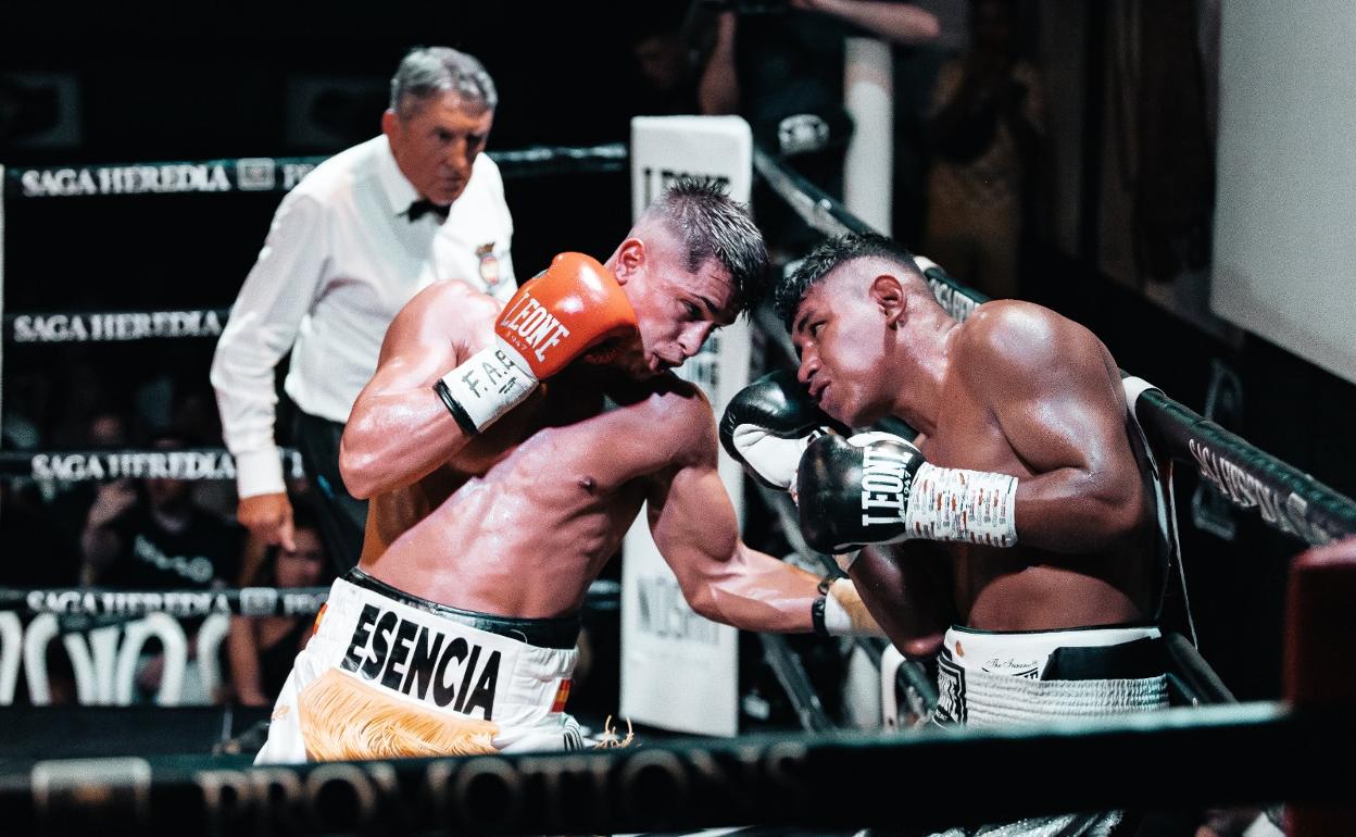 Samuel Molina conecta un golpe en el costado de su rival. 