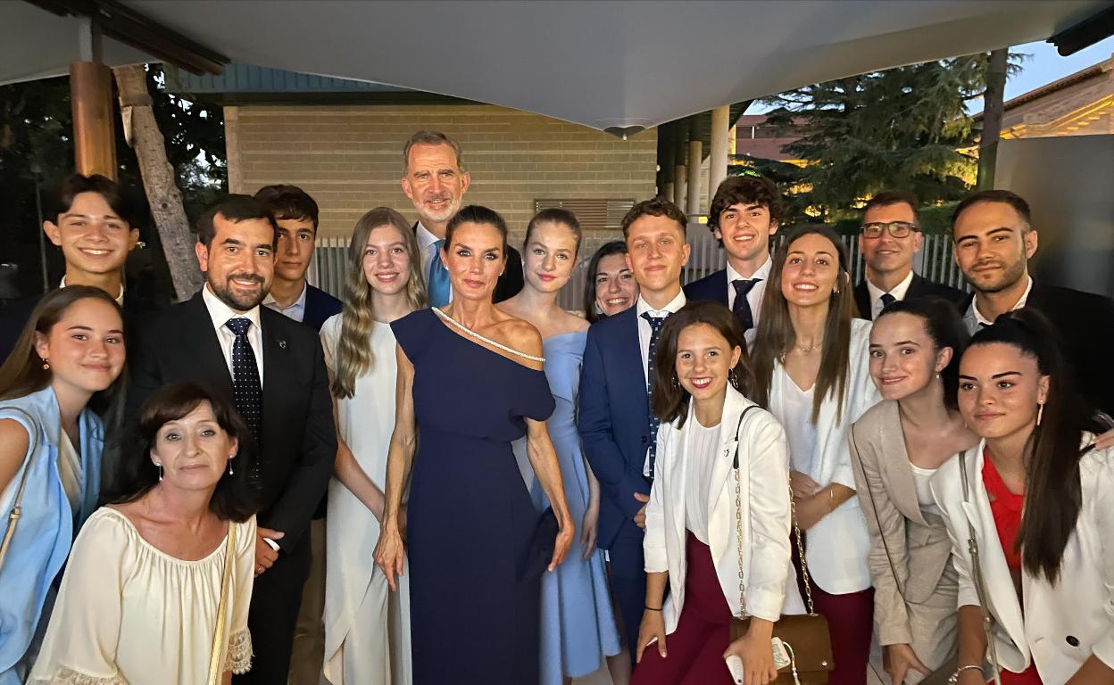 Estudiantes y profesores de Maristas y El Pinar, con la Familia Real. 