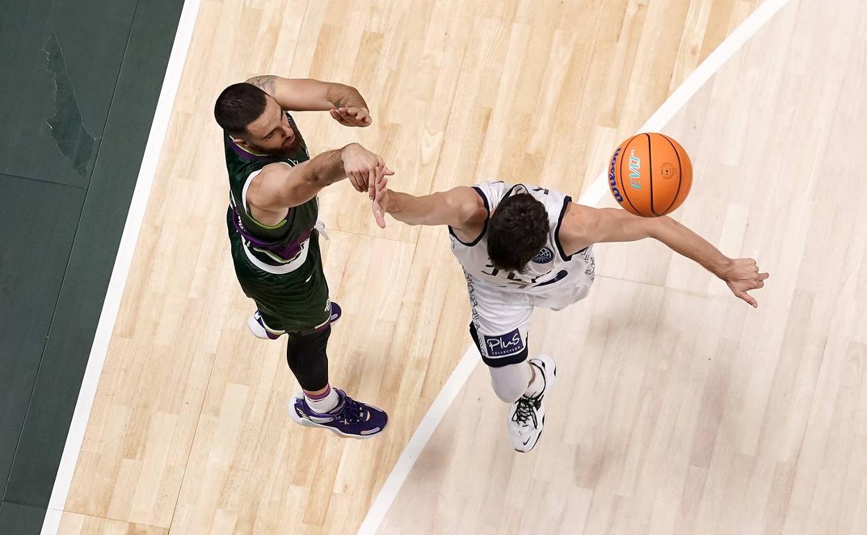 Francis Alonso lanza un triple en un partido de la pasada temporada. 