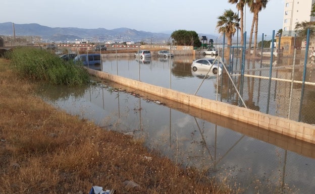 Imagen principal - Las obras de urbanización en la zona dañaron la tubería de la estación de bombeo de aguas residuales.