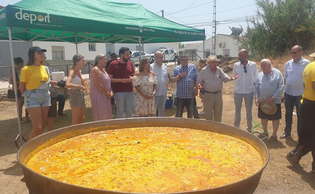 El alcalde y ediles del gobierno bipartito, de PSOE y GIPMTM, en la feria de Almayate este pasado fin de semana. 